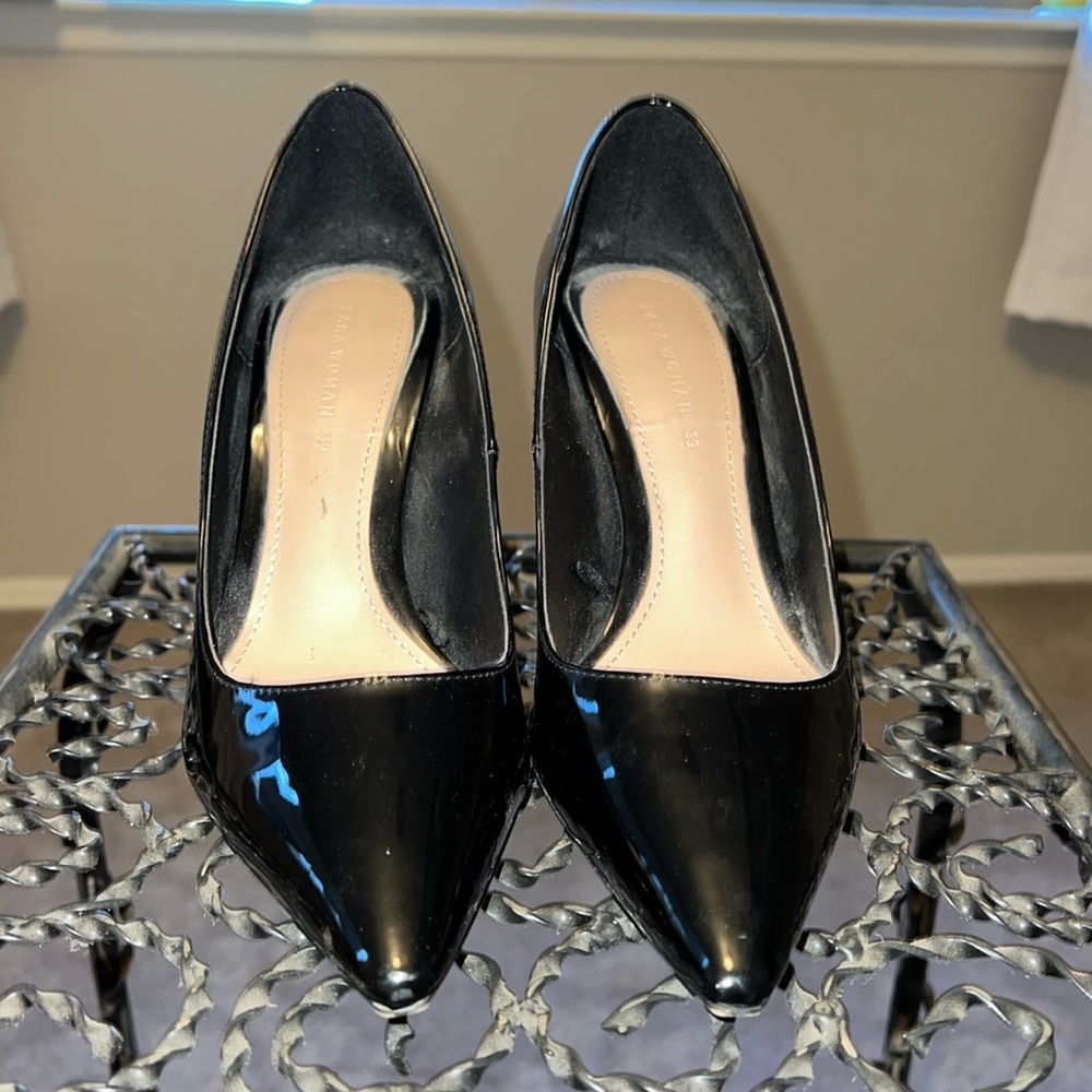 Women Zara size 39 patent leather pumps.
